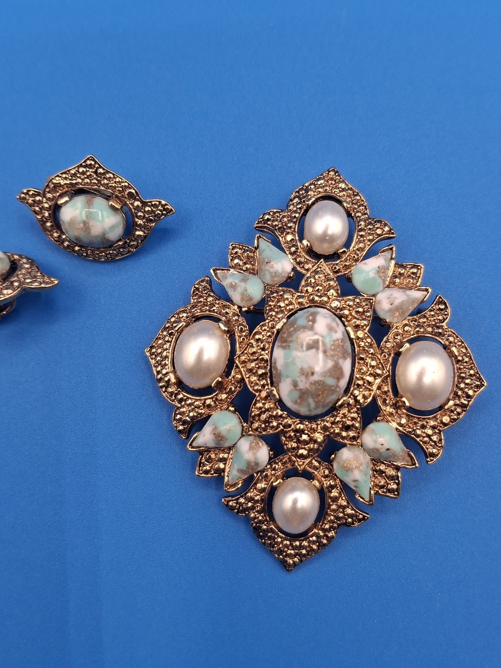 Sarah Coventry Gold-Tone Turquoise & Pearl Brooch with Matching Clips